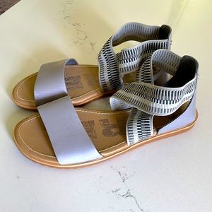 Only worn once Sorel sandals, size 8